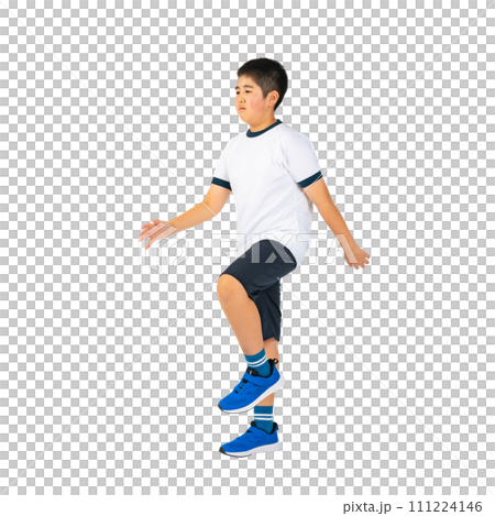 行進する体操服を着た男の子　手作業で精密に切り抜いた背景透過全身写真PNG 111224146