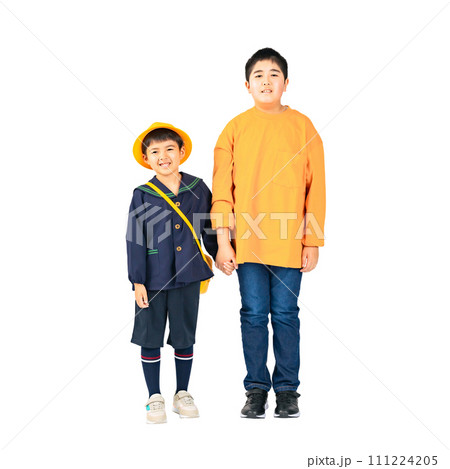 手を繋ぐ兄弟　手作業で精密に切り抜いた背景透過全身写真PNG 111224205