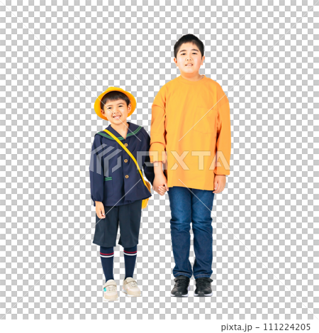 手を繋ぐ兄弟　手作業で精密に切り抜いた背景透過全身写真PNG 111224205