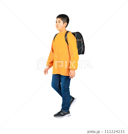 ランドセルを背負って歩く小学生の男の子 手作業で精密に切り抜いた背景透過全身写真PNG ランドセルを背負って歩く小学生の男の子 手作業で精密に切り抜いた背景透過全身写真PNG 111224231