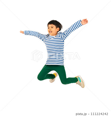 笑顔でジャンプする男の子　手作業で精密に切り抜いた背景透過全身写真PNG 111224242