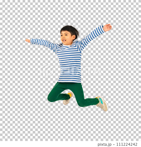 笑顔でジャンプする男の子　手作業で精密に切り抜いた背景透過全身写真PNG 111224242