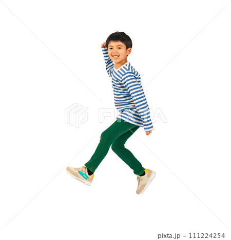 笑顔でジャンプする男の子　手作業で精密に切り抜いた背景透過全身写真PNG 111224254