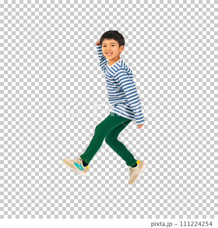 笑顔でジャンプする男の子　手作業で精密に切り抜いた背景透過全身写真PNG 111224254