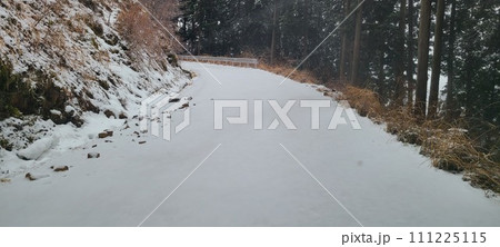 雪に覆われた道路 111225115