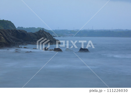 海に浮かぶ岩 海に浮かぶ岩 111226030
