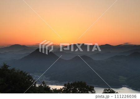 五老ヶ岳展望台から望む舞鶴湾の夕暮れ 五老ヶ岳展望台から望む舞鶴湾の夕暮れ 111226036