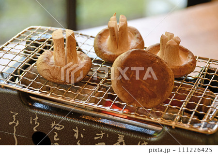 備長炭の七輪でで焼く採れたて椎茸 備長炭の七輪でで焼く採れたて椎茸 111226425