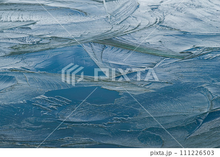 自然に凍りついた氷の模様 111226503