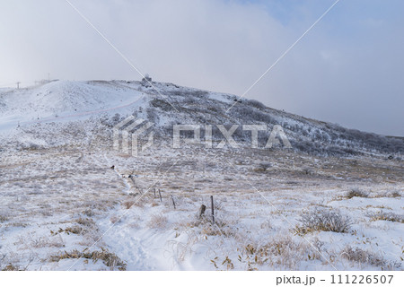 雪景色の高原 車山 雪景色の高原 車山 111226507