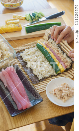 巻き寿司・海苔巻きを作る女性 111226579