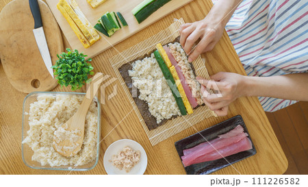 巻き寿司・海苔巻きを作る女性 111226582