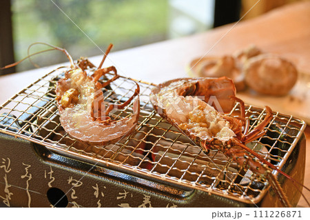 備長炭の七輪でで焼く新鮮な海老 111226871