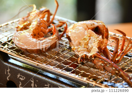 備長炭の七輪でで焼く新鮮な海老 備長炭の七輪でで焼く新鮮な海老 111226890