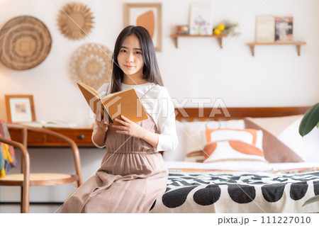 読書をする大学生の女性 111227010