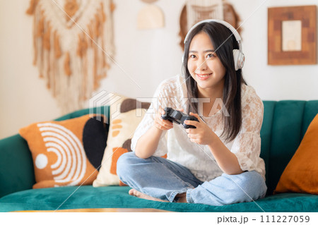 ゲームをする大学生の女性 ゲームをする大学生の女性 111227059
