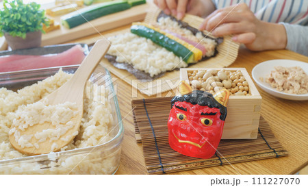 恵方巻き・豆まき　節分イメージ 111227070