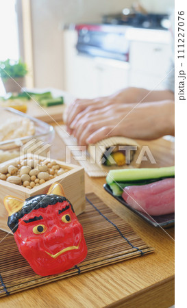 恵方巻き・豆まき 節分イメージ 恵方巻き・豆まき 節分イメージ 111227076