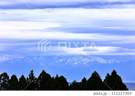 富山・石川県 能登県境PAから見る立山連峰 富山・石川県 能登県境PAから見る立山連峰 111227303