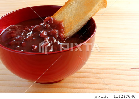 汁椀に入ったぜんざいとトースト 汁椀に入ったぜんざいとトースト 111227646