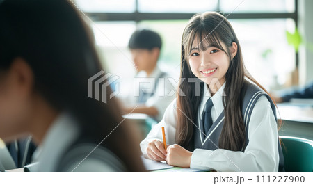 授業を受ける笑顔の女子高生 授業を受ける笑顔の女子高生 111227900