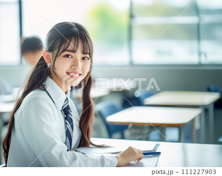 授業を受ける笑顔の女子高生 授業を受ける笑顔の女子高生 111227903