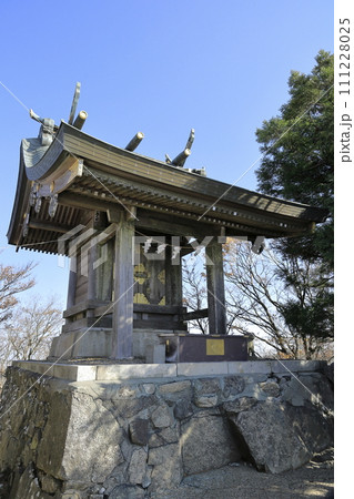 快晴の筑波山（つくばさん）の男体山（なんたいさん）山頂に鎮座する、筑波山神社の男体山本殿 111228025