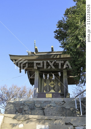 快晴の筑波山(つくばさん)の男体山(なんたいさん)山頂に鎮座する、筑波山神社の男体山本殿 快晴の筑波山(つくばさん)の男体山(なんたいさん)山頂に鎮座する、筑波山神社の男体山本殿 111228026