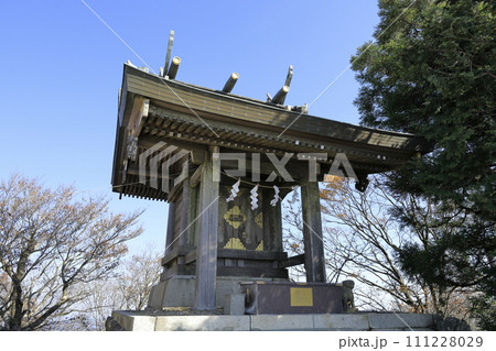 快晴の筑波山(つくばさん)の男体山(なんたいさん)山頂に鎮座する、筑波山神社の男体山本殿 快晴の筑波山(つくばさん)の男体山(なんたいさん)山頂に鎮座する、筑波山神社の男体山本殿 111228029