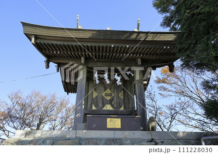 快晴の筑波山（つくばさん）の男体山（なんたいさん）山頂に鎮座する、筑波山神社の男体山本殿 111228030