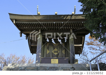 快晴の筑波山（つくばさん）の男体山（なんたいさん）山頂に鎮座する、筑波山神社の男体山本殿 111228032