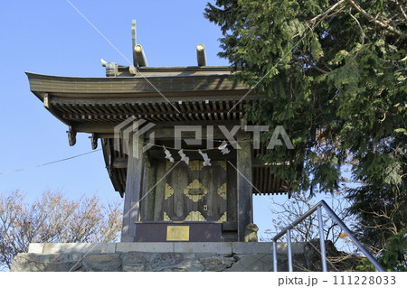 快晴の筑波山（つくばさん）の男体山（なんたいさん）山頂に鎮座する、筑波山神社の男体山本殿 111228033