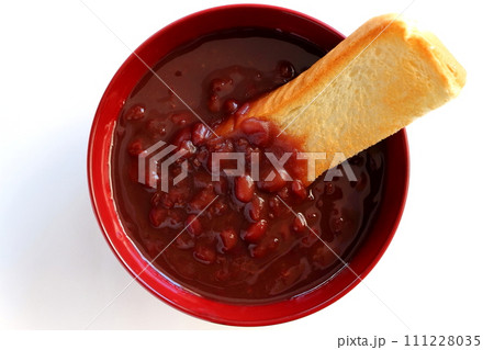 汁椀に入ったぜんざいとトースト 111228035