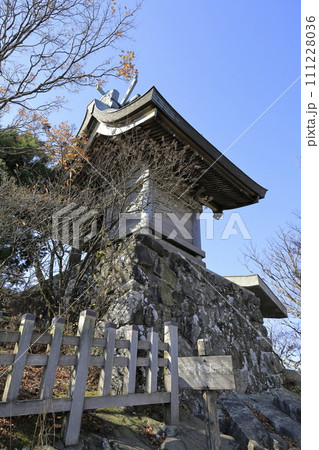 快晴の筑波山（つくばさん）の男体山（なんたいさん）山頂に鎮座する、筑波山神社の男体山本殿 111228036