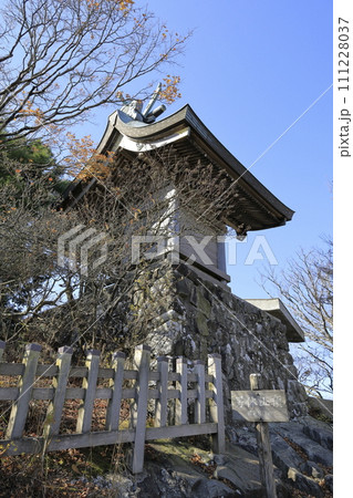 快晴の筑波山（つくばさん）の男体山（なんたいさん）山頂に鎮座する、筑波山神社の男体山本殿 111228037