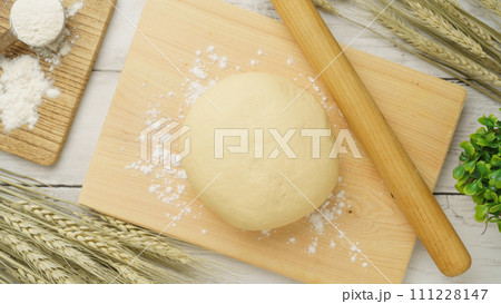 生地作り イメージ｜生地と小麦粉と麦穂 111228147
