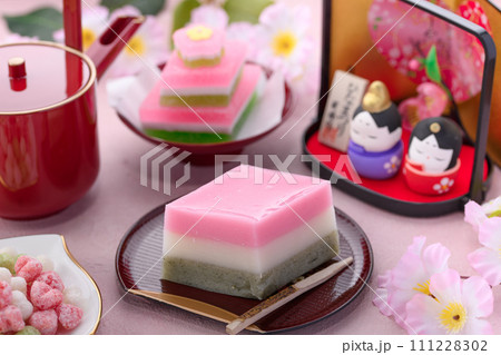 ひな祭りの菱餅と雛菓子 ひな祭りのイメージ ひな祭りの菱餅と雛菓子 ひな祭りのイメージ 111228302