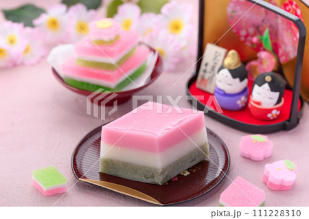 ひな祭りの菱餅と雛菓子 ひな祭りのイメージ 111228310