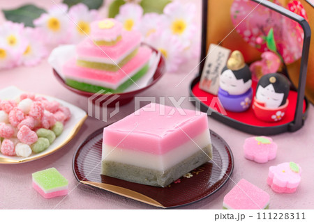 ひな祭りの菱餅と雛菓子 ひな祭りのイメージ ひな祭りの菱餅と雛菓子 ひな祭りのイメージ 111228311