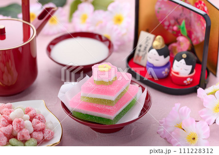 ひな祭りの菱餅と雛菓子 ひな祭りのイメージ 111228312