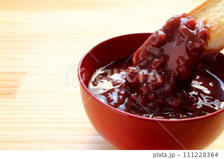 汁椀に入ったぜんざいとトースト 汁椀に入ったぜんざいとトースト 111228364