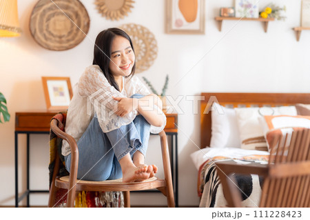 部屋でくつろぐ大学生の女性 部屋でくつろぐ大学生の女性 111228423