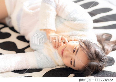 部屋でスキンケアをする大学生の女性 111228472