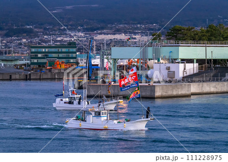 《静岡県》新年の田子の浦港・初日の出大漁祈願海上パレード 《静岡県》新年の田子の浦港・初日の出大漁祈願海上パレード 111228975