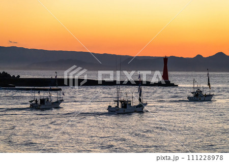 《静岡県》新年の田子の浦港・初日の出大漁祈願海上パレード 111228978