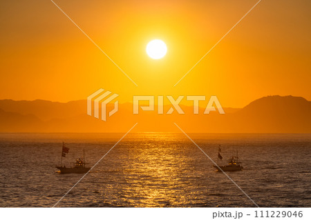 《静岡県》新年の田子の浦港・初日の出大漁祈願海上パレード 《静岡県》新年の田子の浦港・初日の出大漁祈願海上パレード 111229046