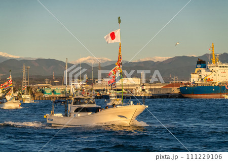 《静岡県》新年の田子の浦港・初日の出大漁祈願海上パレード 《静岡県》新年の田子の浦港・初日の出大漁祈願海上パレード 111229106