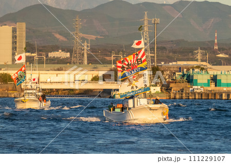 《静岡県》新年の田子の浦港・初日の出大漁祈願海上パレード 111229107
