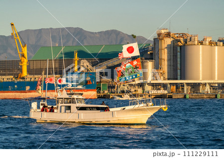 《静岡県》新年の田子の浦港・初日の出大漁祈願海上パレード 111229111
