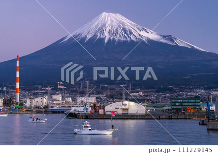 《静岡県》富士山と新年の田子の浦港・初日の出大漁祈願海上パレード 《静岡県》富士山と新年の田子の浦港・初日の出大漁祈願海上パレード 111229145